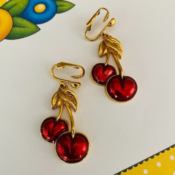 Avon Cherry Drop clip On Earrings Vintage Gold Tone - Picture 1 of 4